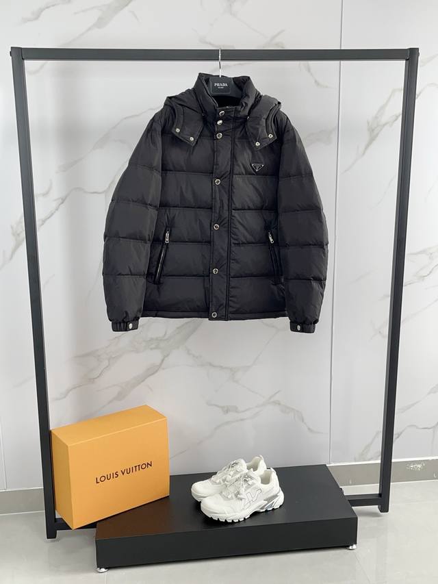 2025prada 普拉达 25秋冬新款带帽羽绒服外套 帽子拆卸 轻便蓬松保暖舒适，经典百搭实穿，保真品质，羽绒作为衣橱必备的单品，混搭系数极高，极具时髦感且充