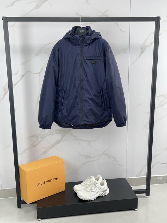 2025羽绒上新 prada 普拉达梭织夹克内搭羽绒外套 冬装新品，轻熟商务最爱系列，极简主义风格90白鸭绒羽绒服 面料舒适有型！上身超级有型的帅气，版型是立体