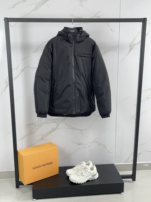 2025羽绒上新 prada 普拉达梭织夹克内搭羽绒外套 冬装新品，轻熟商务最爱系列，极简主义风格90白鸭绒羽绒服 面料舒适有型！上身超级有型的帅气，版型是立体