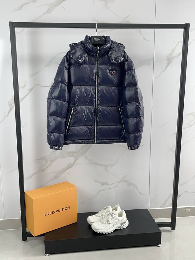 2025prada 男士亮面防水短款连帽休闲羽绒服防寒服、帽子可脱卸Bll 颜色：黑色、藏青色 尺码：48.50.52.54.56
