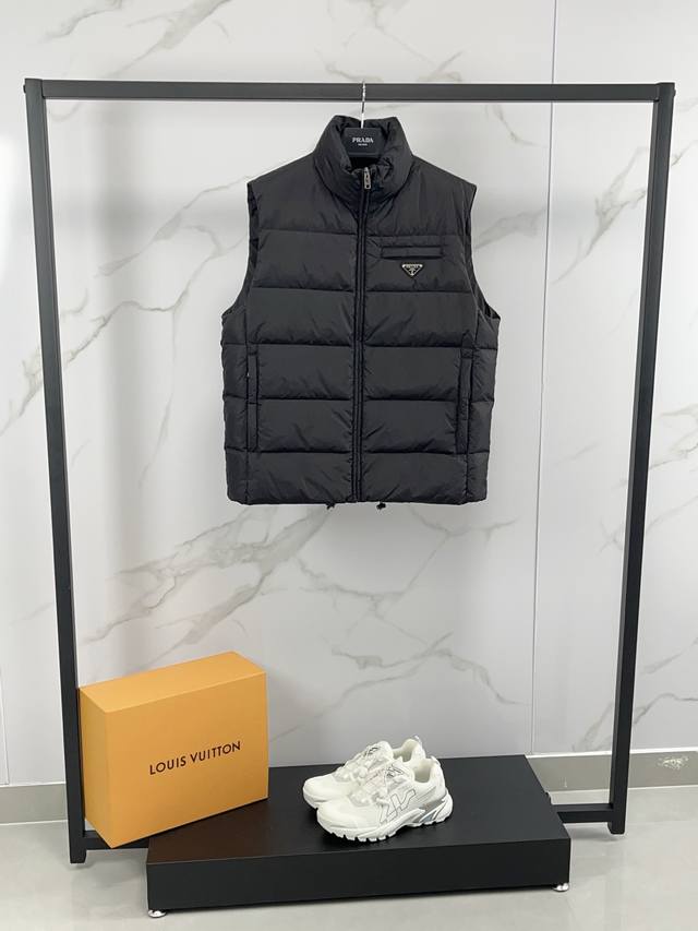 新款上架 prada 普拉达 25秋冬新款羽绒马甲，立领金典款式轻便蓬松保暖舒适，经典百搭实穿，保真品质，羽绒作为衣橱必备的单品，混搭系数极高，极具时髦感且充满