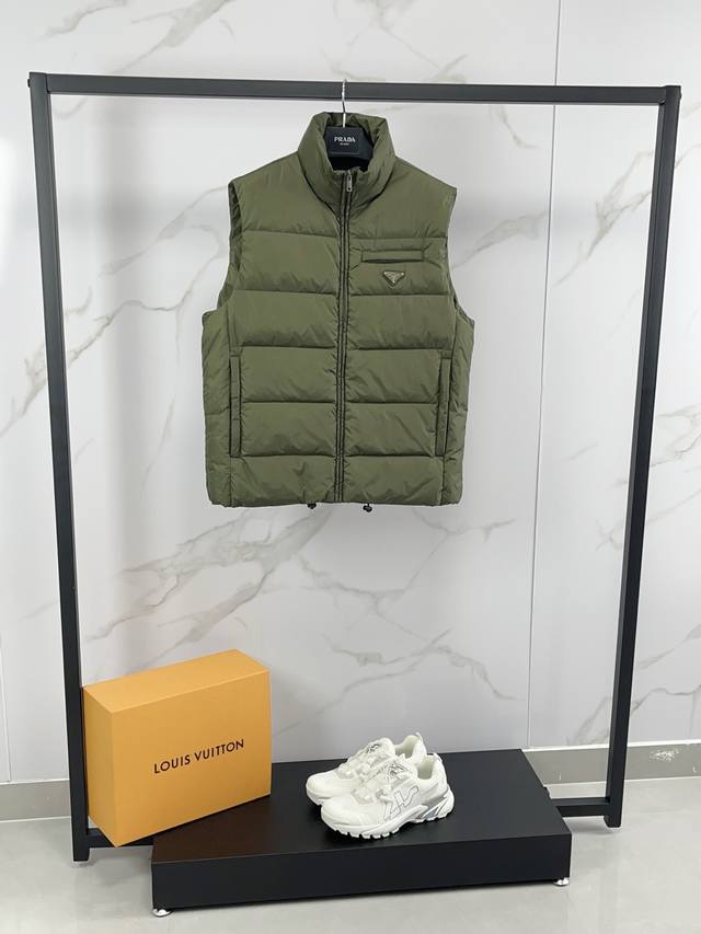 新款上架 prada 普拉达 25秋冬新款羽绒马甲，立领金典款式轻便蓬松保暖舒适，经典百搭实穿，保真品质，羽绒作为衣橱必备的单品，混搭系数极高，极具时髦感且充满