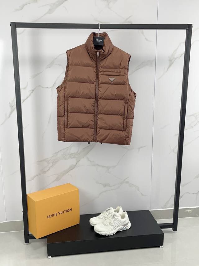 新款上架 prada 普拉达 25秋冬新款羽绒马甲，立领金典款式轻便蓬松保暖舒适，经典百搭实穿，保真品质，羽绒作为衣橱必备的单品，混搭系数极高，极具时髦感且充满