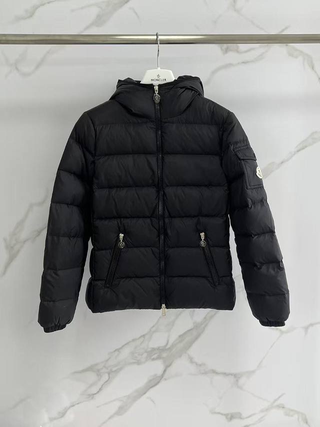 2025Moncler 爆款 Gles新款粉色，太好看了吧 Moncler又双叒叕出了新款 爆款Gles粉色羽绒服，珠光感，看了一眼就沦陷。温柔又显白，而且冬天