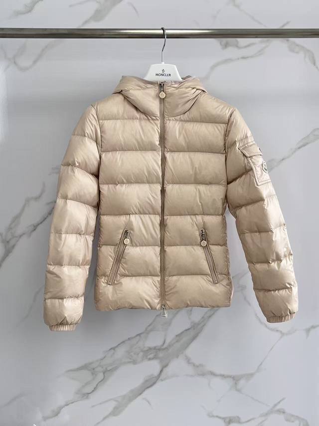 2025Moncler 爆款 Gles新款粉色，太好看了吧 Moncler又双叒叕出了新款 爆款Gles粉色羽绒服，珠光感，看了一眼就沦陷。温柔又显白，而且冬天