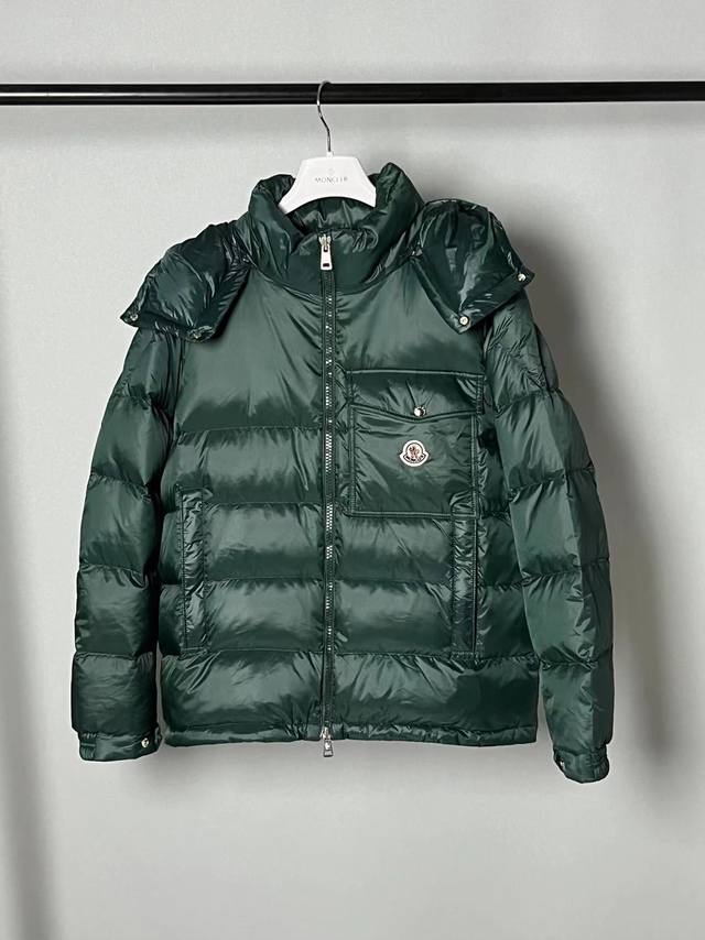 2025Moncler 蒙口秋冬男士带帽羽绒服、帽子可以随意脱落、新款绣标口袋、Bll 颜色：黑色、绿色 尺码：12345