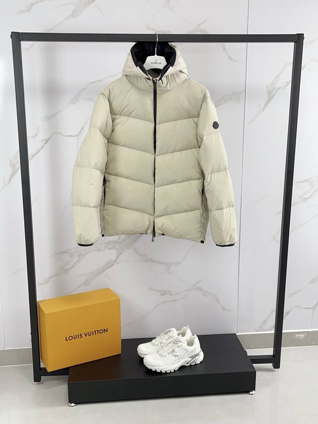 Moncler 羽绒服2025最新款时尚设计师款羽绒外套.处处细节显工艺足够的高级 结构性剪裁的设计改变来展现男士多样的形象变化，修身利落、剪裁合体，满足时下正