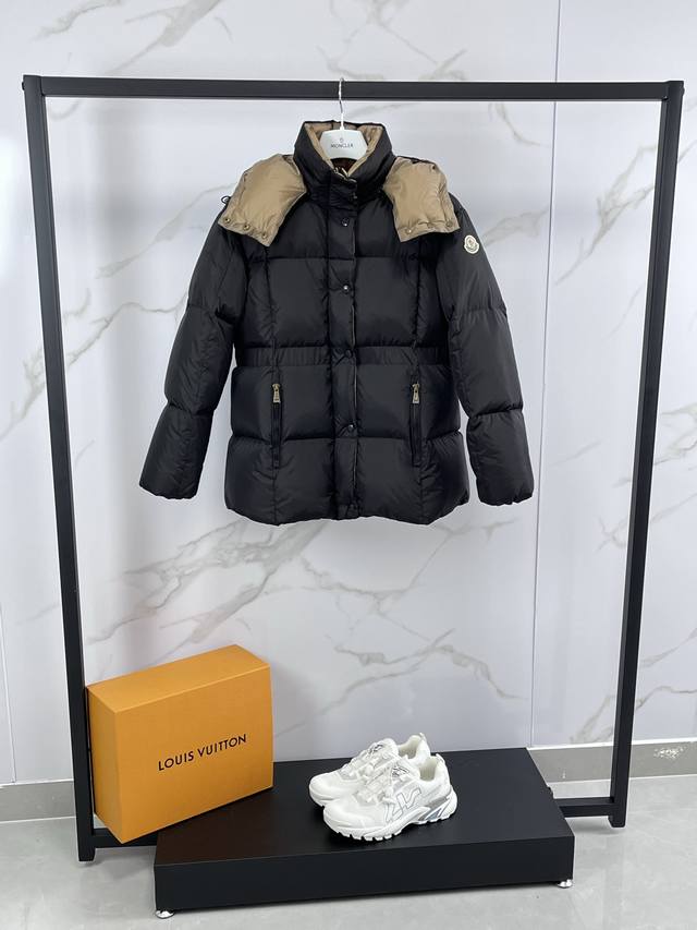 202525Moncler盟可睐 新品 Agneux收腰黑金连帽短款羽绒服女款夹克外套，Agneux羽绒夹克融合保护性面料与精美纹理。短款版型，采用功能性尼龙面