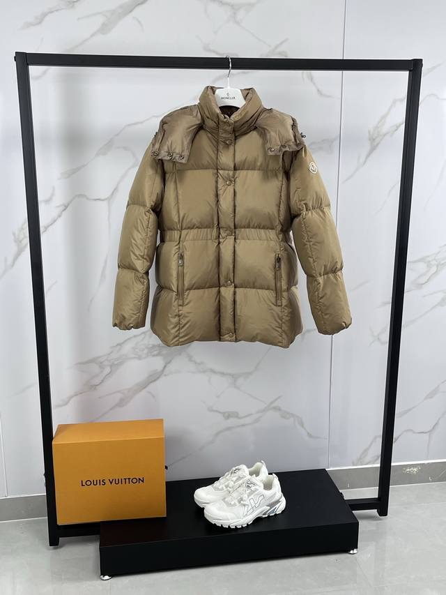 202525Moncler盟可睐 新品 Agneux收腰黑金连帽短款羽绒服女款夹克外套，Agneux羽绒夹克融合保护性面料与精美纹理。短款版型，采用功能性尼龙面