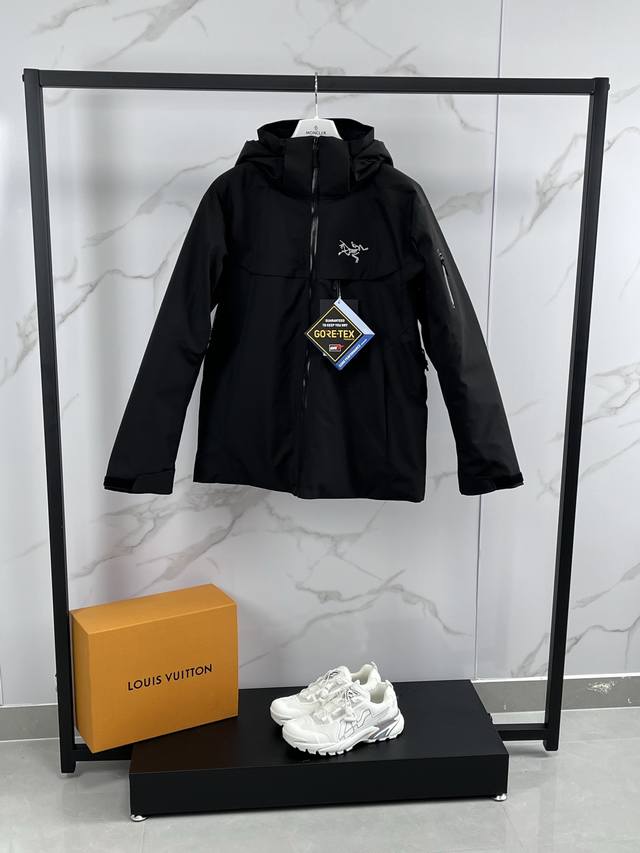 2025 大买菜 Arcteryx始祖鸟专柜级男女款大买菜羽绒服可拆卸帽Macai系列 Gtx 750蓬鹅绒Logo徽标防水保暖连帽滑雪羽绒服情侣款保暖冲锋衣