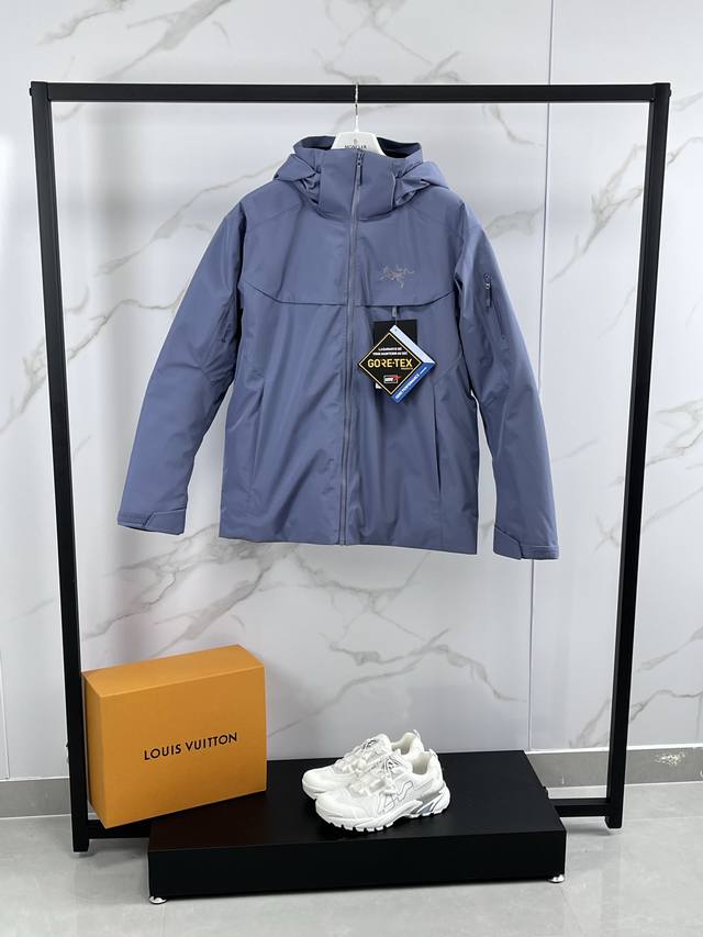 2025 大买菜 Arcteryx始祖鸟专柜级男女款大买菜羽绒服可拆卸帽Macai系列 Gtx 750蓬鹅绒Logo徽标防水保暖连帽滑雪羽绒服情侣款保暖冲锋衣