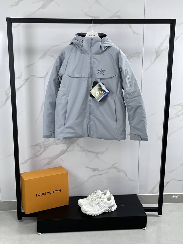 2025 大买菜 Arcteryx始祖鸟专柜级男女款大买菜羽绒服可拆卸帽Macai系列 Gtx 750蓬鹅绒Logo徽标防水保暖连帽滑雪羽绒服情侣款保暖冲锋衣