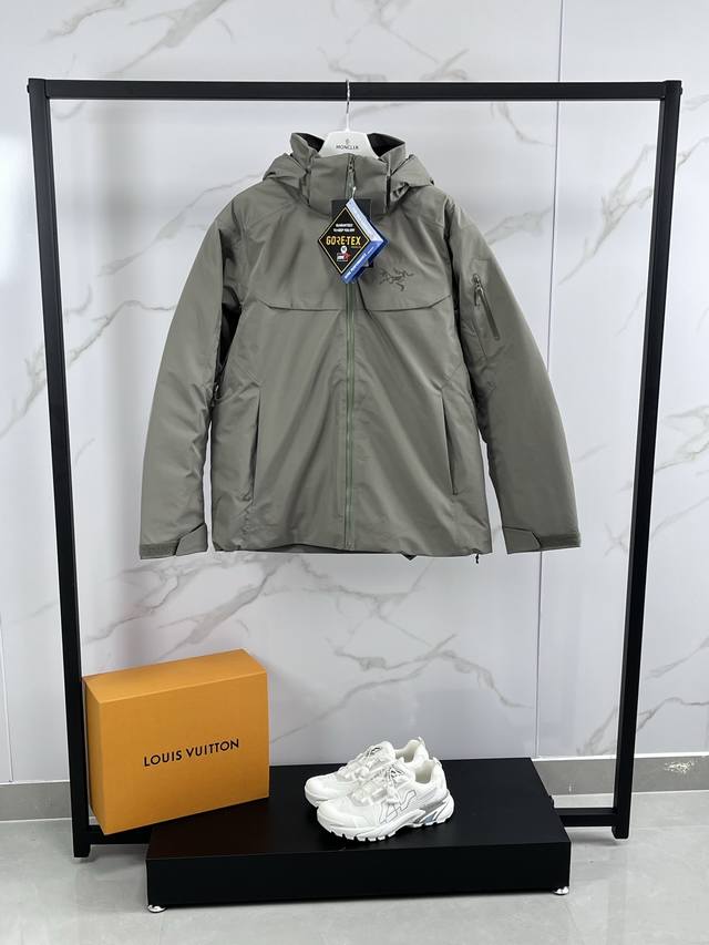 2025 大买菜 Arcteryx始祖鸟专柜级男女款大买菜羽绒服可拆卸帽Macai系列 Gtx 750蓬鹅绒Logo徽标防水保暖连帽滑雪羽绒服情侣款保暖冲锋衣