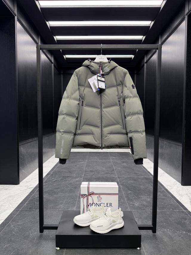 特级羽绒Moncler Grenoble Arcesaz冬季短款男士羽绒服夹克外套.高端渠道臻品.双重压胶工艺密封胶条特级鹅颈绒填充. 出厂标配全套柜台礼盒包装