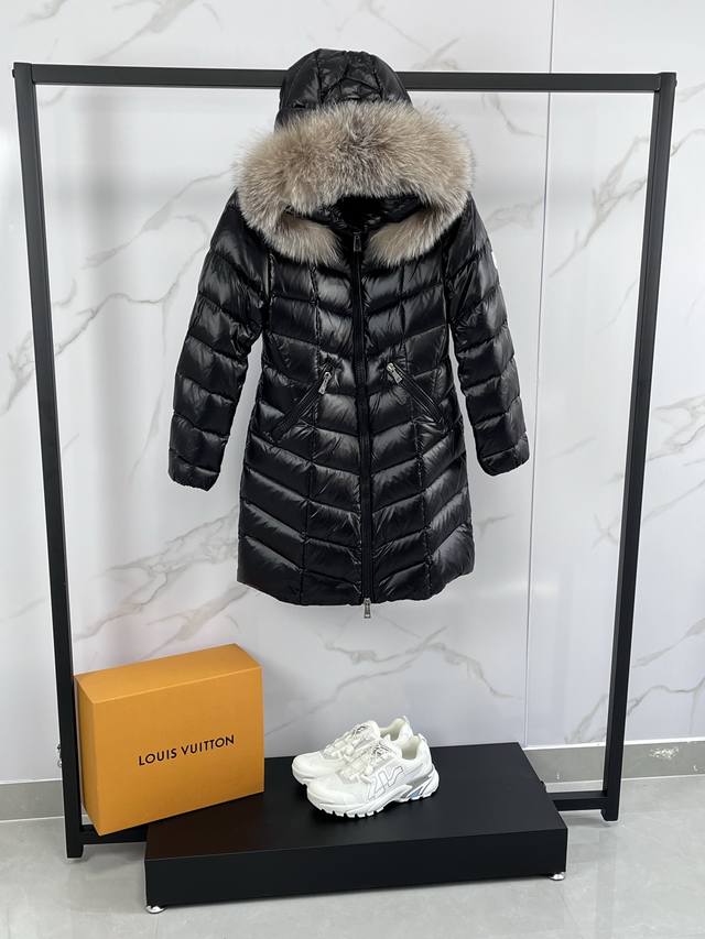 Mon* Fulmarus 女士长款连帽羽绒服当你需要额外的热量，而不失去对美好的品味，选择Fulmarus！这件用漆面尼龙制作的长外套用特别的鱼骨纹绗缝，保暖