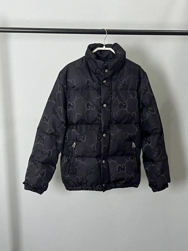 2025Guc 暗纹提花羽绒服 外层面料采用定制Gg帆布属于环保有机棉质 质感硬挺有型手感摸起来自带肌理感 面料硬挺 面料前处理冷堆48小时让面料更加平整手感更