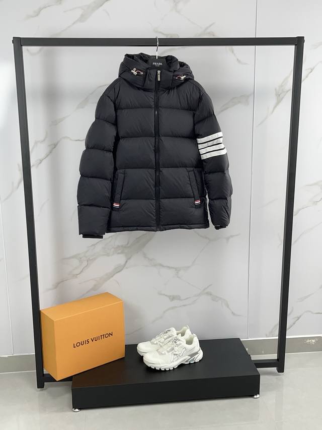 2025Thom Browne. 汤姆布朗经典四杠连帽羽绒服 男女同款情侣款 颜色：黑色灰色Bll 码数：Sml. Xl. Xxl码 立即抢购