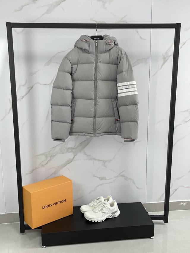 2025Thom Browne. 汤姆布朗经典四杠连帽羽绒服 男女同款情侣款 颜色：黑色灰色Bll 码数：Sml. Xl. Xxl码