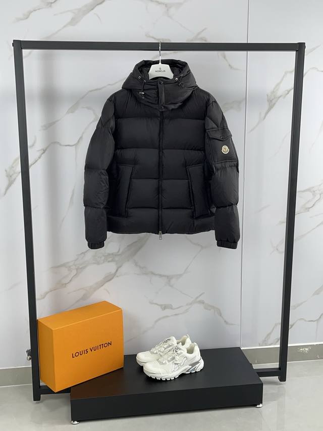 Moncler 蒙口 Couyere 25秋冬最新玛雅情侣款羽绒服～ 采用标志性的Lon Laqué面料制成，呈现华美的光泽效果。保留经典玛雅款式的设计，两侧大