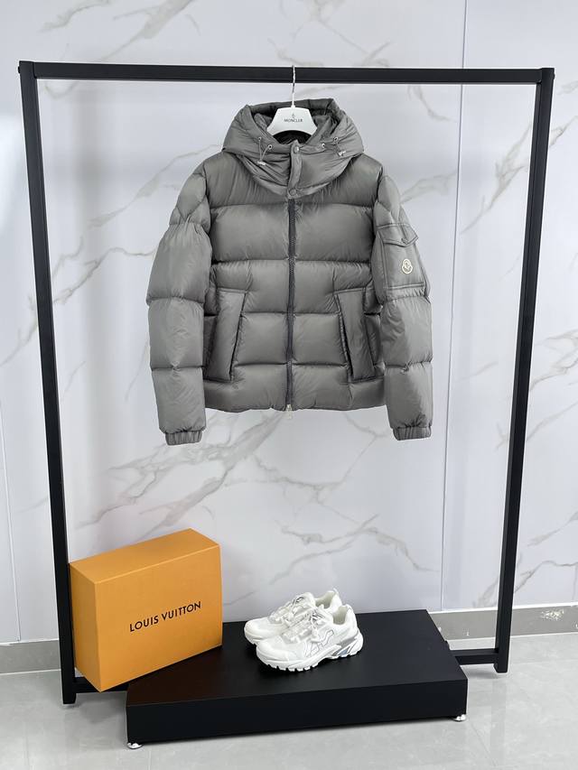 Moncler 蒙口 Couyere 25秋冬最新玛雅情侣款羽绒服～ 采用标志性的Lon Laqué面料制成，呈现华美的光泽效果。保留经典玛雅款式的设计，两侧大