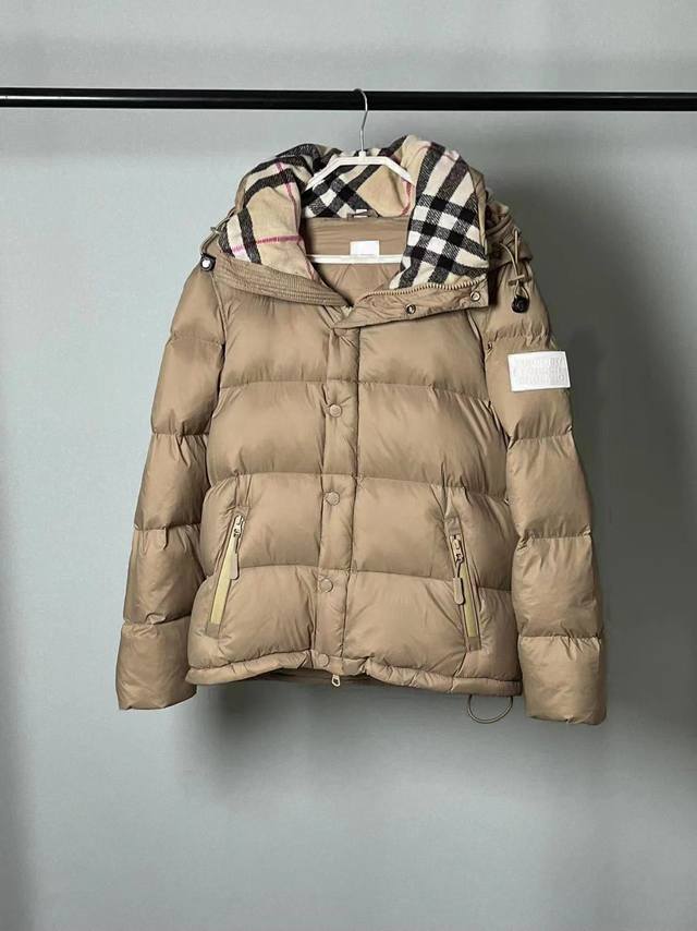 2025款顶级版 Burberry一款超重工羽绒服，版型不挑人。谁穿谁好看。一衣两穿无论是作为长袖羽绒服穿的还是脱掉袖子当马甲穿！上身效果都太Nice了吧！面料