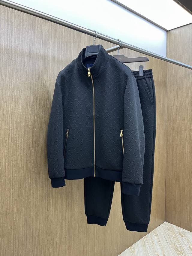 秋冬 套 Lv Fw最新独家专供新款休闲运动套装 高端版本！定制面料 透气舒适度高，细节无可挑剔，品牌元素设计理念，体现高品质。Fjj手感细腻柔软！呈现休闲裁剪