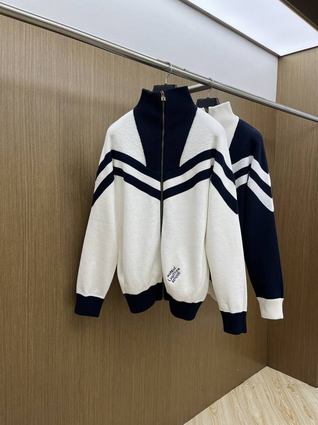 Louis Vuitton 路易威登经典秋冬，奶白拼藏蓝的拉链外套，真的把复古与时尚融合得恰到好处～藏蓝色调沉稳大气，如同深邃夜空，给人一种静谧又高级的感觉；奶