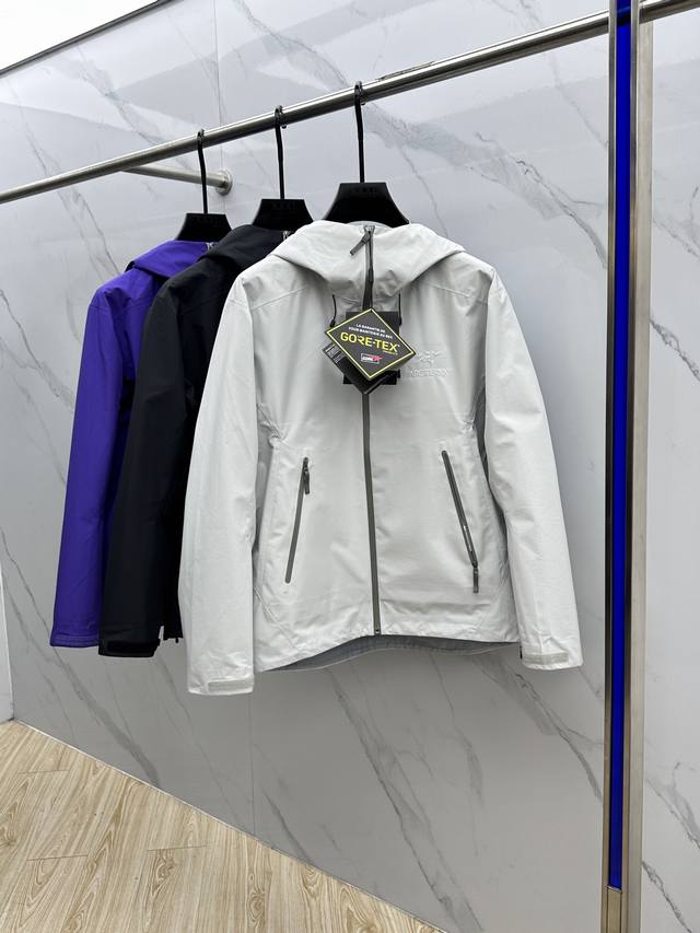 Arcteryx *始祖鸟 A 硬壳防水系列 Brta Lt同是Arc’Teryx的明星产品 一直在高山恶劣环境中表现突出 现在功能更强大，重量更轻。 面料及设