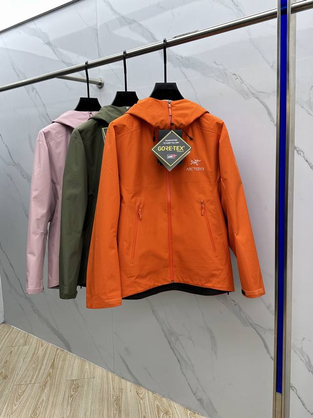 Arcteryx *始祖鸟 A 硬壳防水系列 Brta Lt同是Arc’Teryx的明星产品 一直在高山恶劣环境中表现突出 现在功能更强大，重量更轻。 面料及设