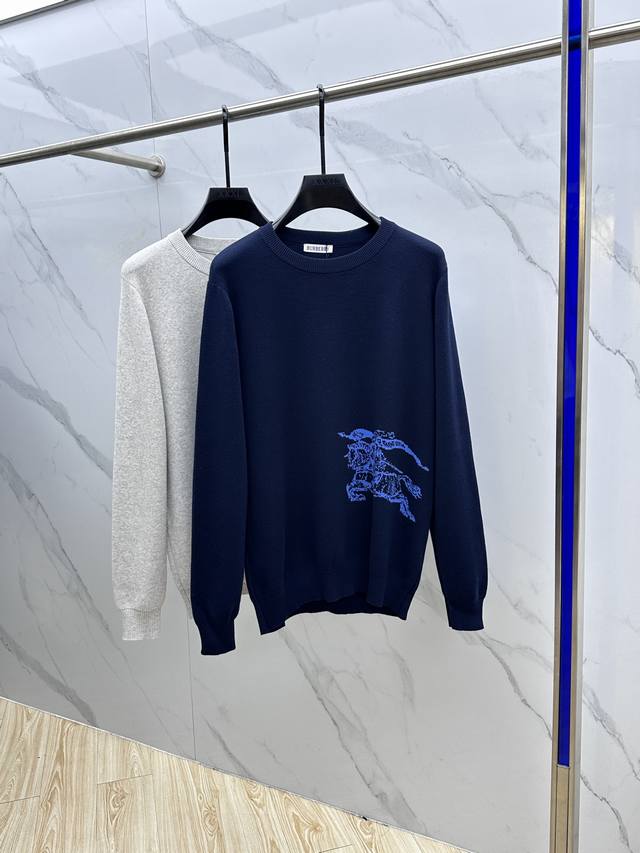 Burberry巴宝莉 战马提花毛衣 采用纯棉面料制作，天然纤维赋予了这件衣服的舒适柔软，亲肤透气，吸汗性强，整件衣服只有提花战马点缀，凸起于衣服的表面，有很强