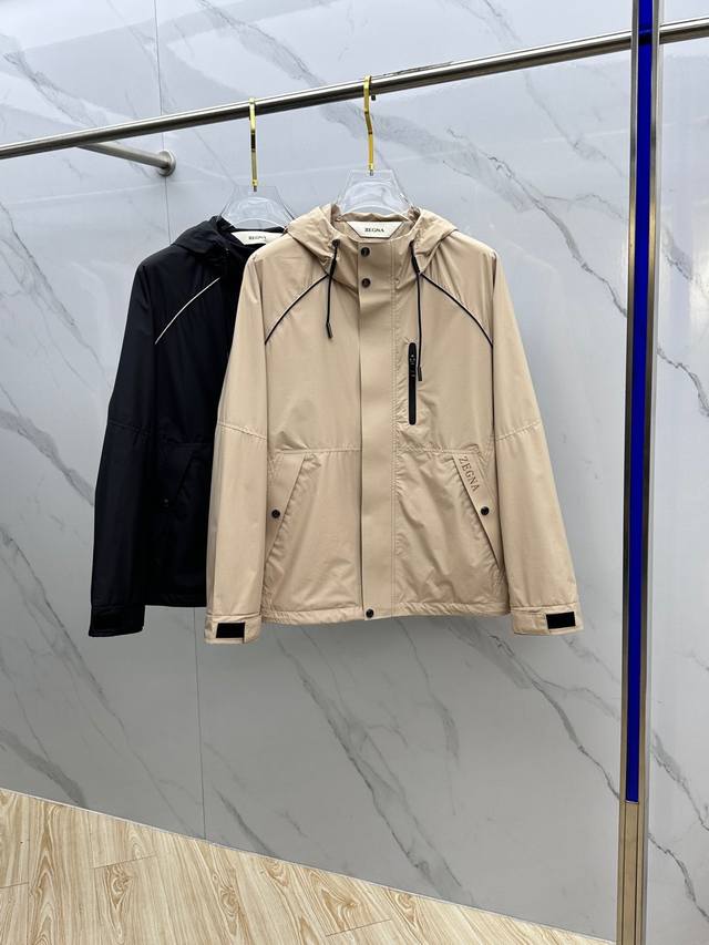 Zegna 杰尼亚 2025开秋新款男士夹克外套连帽，原单三标齐全高端版本！连帽款式 高定专柜面料 透气舒适度高，细节无可挑剔，品牌元素设计理念，成衣多副拼接裁