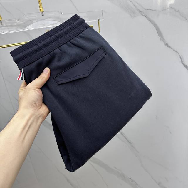 高货Moncler蒙口 2025秋冬新款休闲裤 立体定位品牌Logo 高端版本，定制高级科技面料 平纹完美腰头 透气舒适度高，细节、做工细腻，品牌元素设计理念，