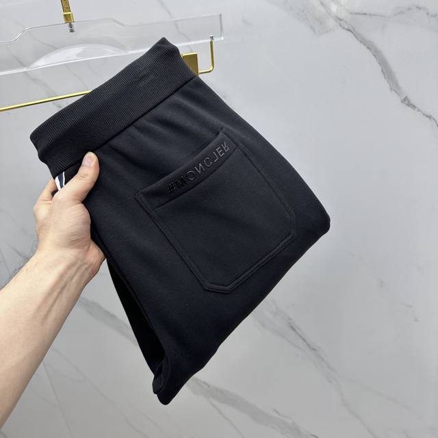 高货Moncler蒙口 2025秋冬新款休闲裤 加绒加厚，立体定位品牌Logo 高端版本，定制面料 透气舒适度高，细节、做工细腻，品牌元素设计理念，体现高品质。