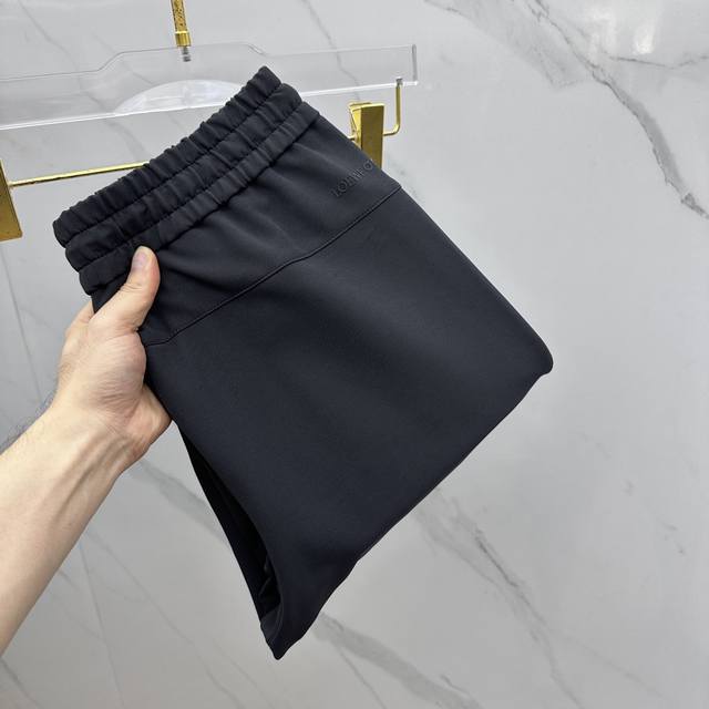 高货Loewe罗意威 2025秋冬新款休闲裤 立体定位品牌Logo 高端版本，定制科技面料 速干透气舒适度高，细节、做工细腻，品牌元素设计理念，体现高品质。手感