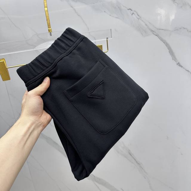 高货prada普拉达 2025秋冬新款休闲裤 立体定位经典品牌金属Logo 高端版本，定制面料 透气舒适度高，细节、做工细腻，品牌元素设计理念，体现高品质。手感