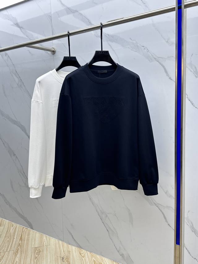 prada*普拉达 2025Fw秋冬新品Logo标识圆领卫衣，采用420G全棉双股大毛圈面料同缸定染。不缩水不退色，手感舒服，质感超强。胸前数码定位字母仔章。潮