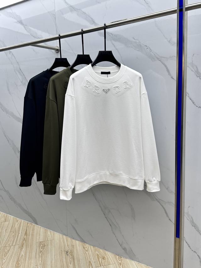 prada*普拉达 2025Fw秋冬新品Logo标识圆领卫衣，采用420G全棉双股大毛圈面料同缸定染。不缩水不退色，手感舒服，质感超强。胸前定位刺绣Logo标识