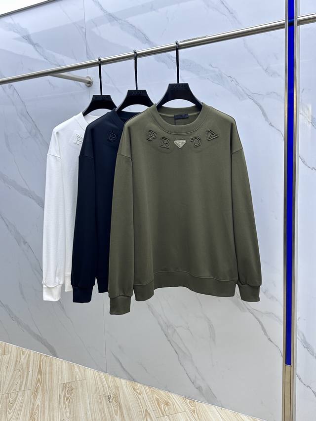 prada*普拉达 2025Fw秋冬新品Logo标识圆领卫衣，采用420G全棉双股大毛圈面料同缸定染。不缩水不退色，手感舒服，质感超强。胸前定位刺绣Logo标识