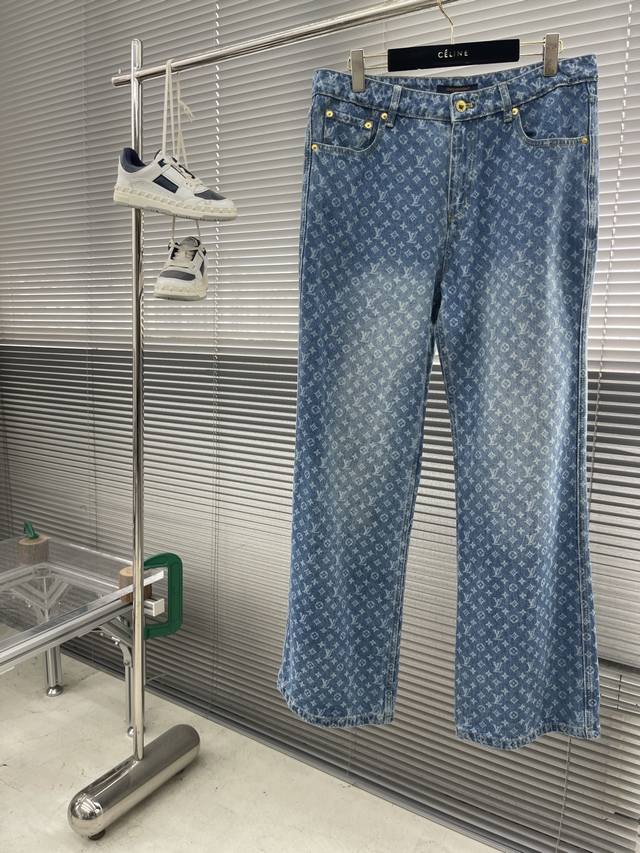 驴牌 满印喇叭牛仔裤 定制蓝影加密纯棉经典纹牛仔料 温润如棉 舒适贴肤 靛蓝雅韵 带着复古的韵味与现代的时尚感 标志性Monogram图案铺陈其上 每一处诉说着