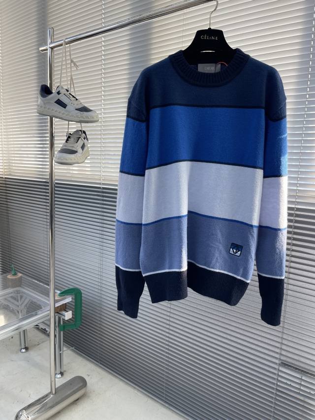 Dio Diamond 补丁拼色毛衣 定织蓝韵山羊绒棉混纺料 细腻柔软 质感挺括 舒适贴肤 以蓝韵为灵感源泉 多种蓝色层次精妙交织 如同画家精心调配的色板 每一