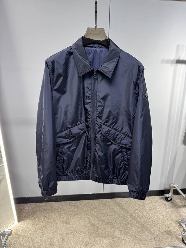 25秋冬上新Moncler奔驰联名款立领夹克 进口面料 定制五金 细节满满 简约时尚 适配商务、休闲等多种场合 官网同步 Jb16码数48-56