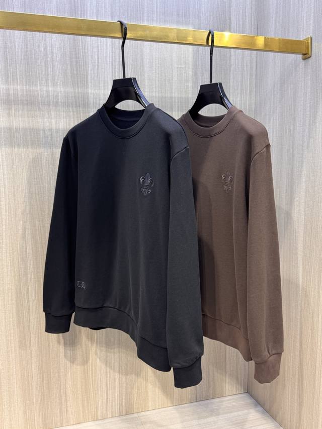 型号L819# 男女同款 ，克罗心 2025秋冬最新大号十字花刺绣圆领卫衣，胸前标志性鸢尾花刺绣徽标，与后背大号十字花图案相呼应，采用高端重工的拱桥绣3D立体刺