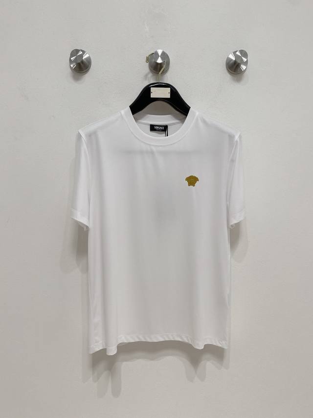范思哲 2025春夏新款首发专柜最新款圆领短袖 高端订制 设计前卫时尚！品牌Logo重工艺设计 高端定制100支双面丝光棉面料.手感柔软.穿着舒适.专柜级别精致