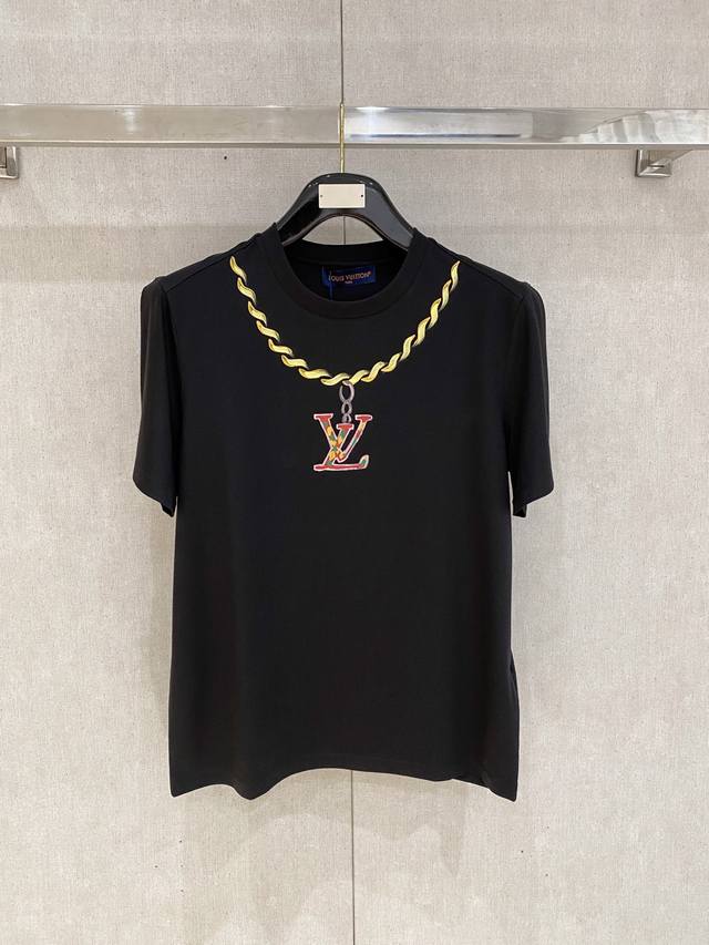 LV 路易威登 2025春夏新款首发专柜最新款圆领短袖 高端订制 设计前卫时尚！品牌Logo重工艺设计 高端定制100支双面丝光棉面料.手感柔软.穿着舒适.专柜