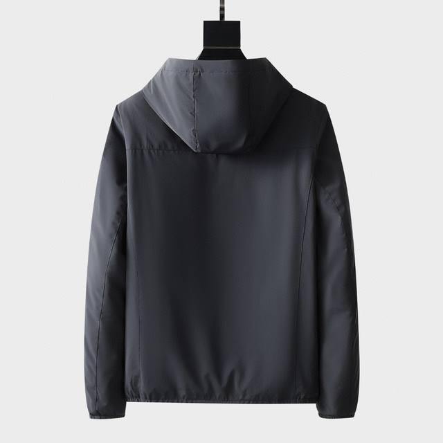 Bc秋冬新款羽绒服 原版1:1订制五金配件全进口原版定制 欢迎专柜对比 绝对的高品质 采用顶级95白鹅绒 超柔软 充羽量蓬松饱满 超级重工 面料做工杠杠的版型完
