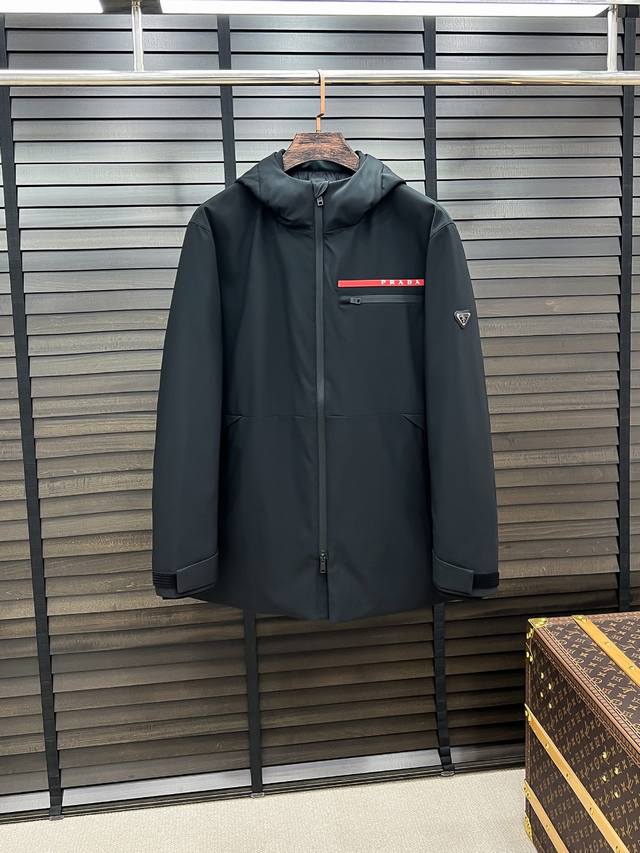 羽D-70 prada 普拉达 25秋冬红条系列连帽中长款夹克羽绒 内冲100G-90白鸭绒，轻薄有型，上身不臃肿，颇具意大利典型风格的时装，贸易公司渠道臻品