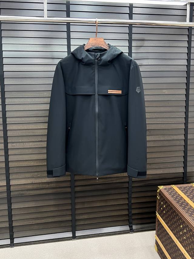 羽D-68 Zegna 杰尼亚 25秋冬时尚连帽夹克羽绒 内冲80G-90白鸭绒，轻薄有型，上身不臃肿，颇具意大利典型风格的时装，贸易公司渠道臻品 在面料选取和