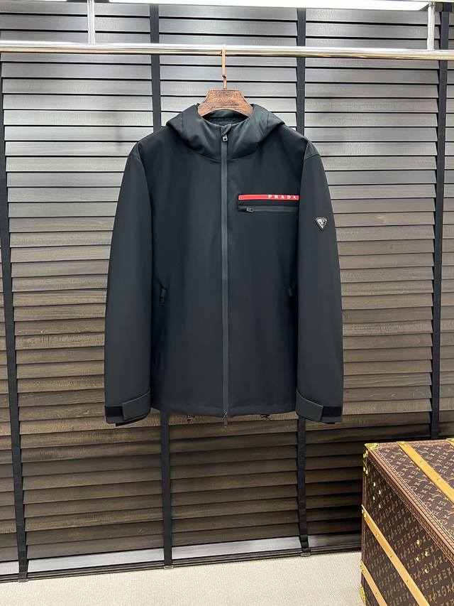 羽D-63 prada 普拉达 25秋冬红条系列连帽夹克羽绒 内冲80G-90白鸭绒，轻薄有型，上身不臃肿，颇具意大利典型风格的时装，贸易公司渠道臻品 在面料选