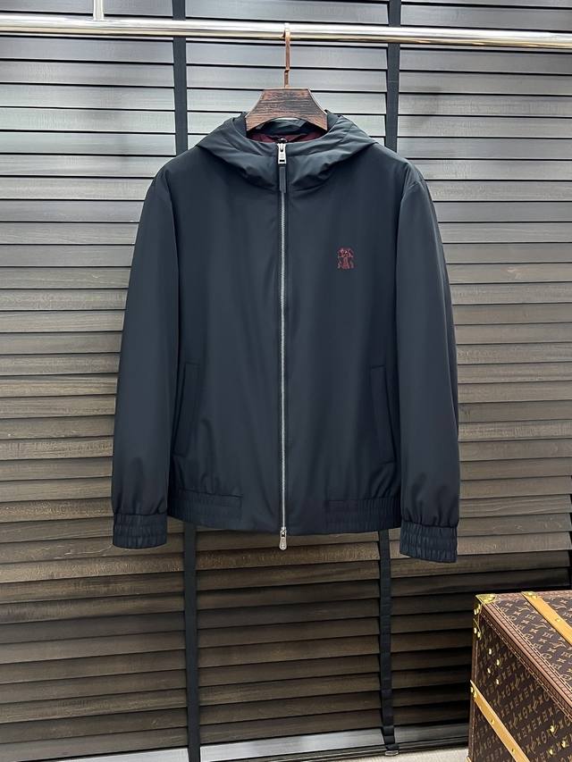 羽D-65 Bc-Brunello Cucinelli 25秋冬时尚连帽夹克羽绒 内冲100G-90白鸭绒，轻薄有型，上身不臃肿，颇具意大利典型风格的时装，贸易