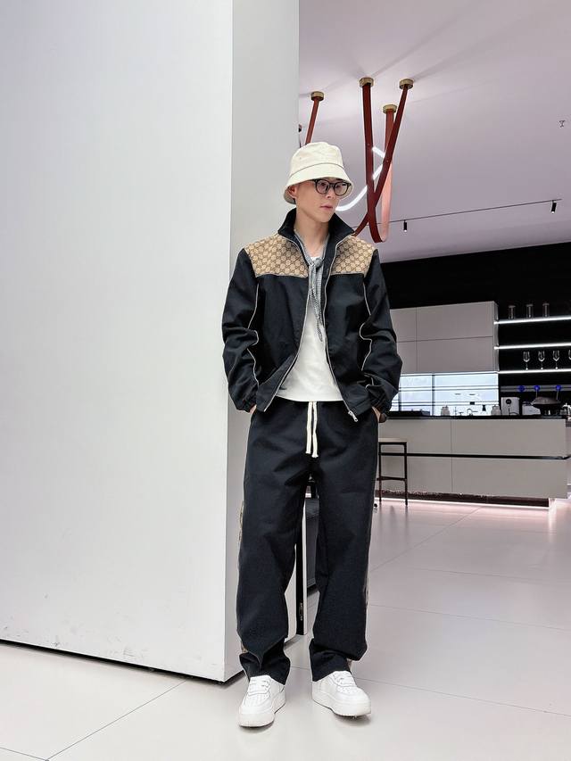 古驰 Gucci*休闲套装版型 2025秋冬款顶级进口私货，高端拼接连帽套装定制五金打造多拉链多口袋设计套装，专柜款时尚不失奢华 品质毋庸置疑 上身效果超赞，奢
